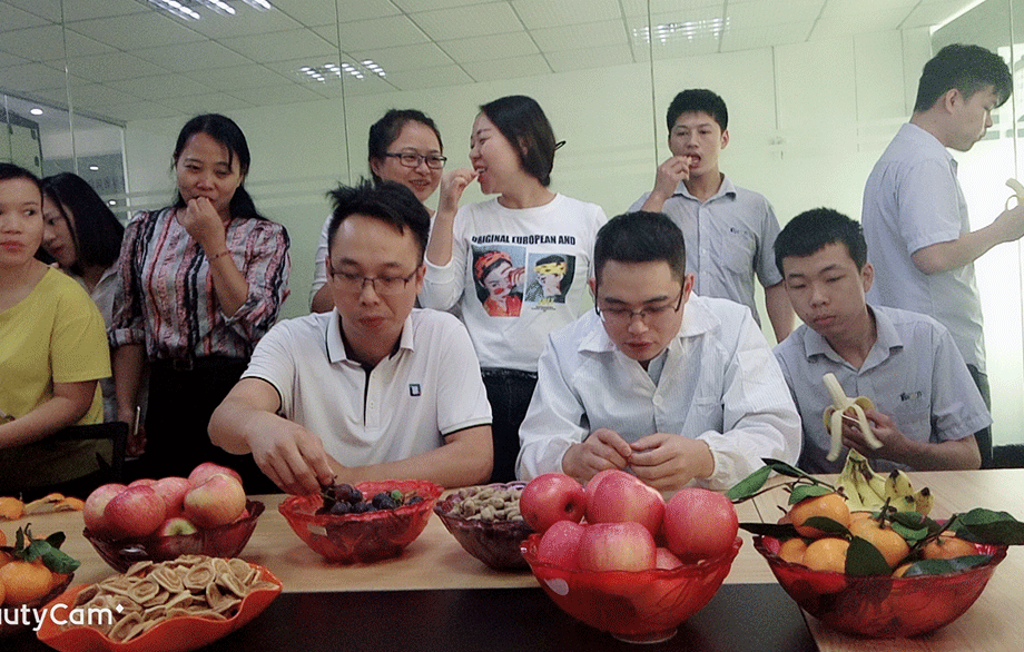 舉辦(bàn)生日會