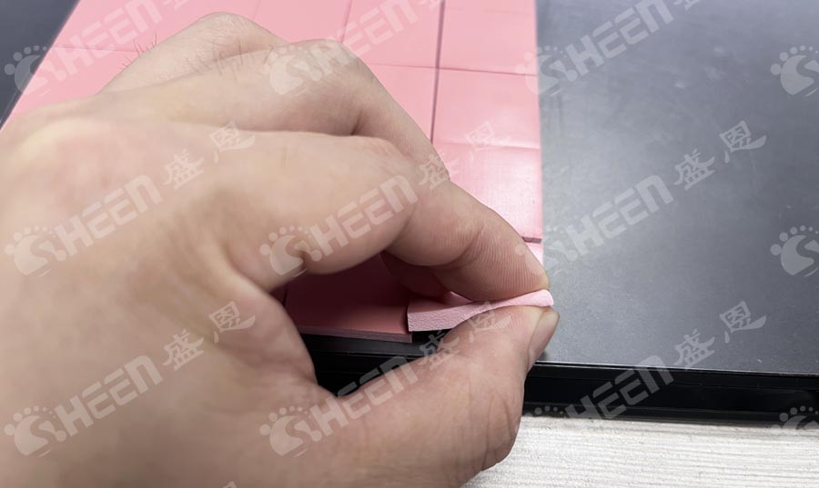 高回彈導熱(re)矽膠片的技(ji)術挑戰與發(fa)展難點